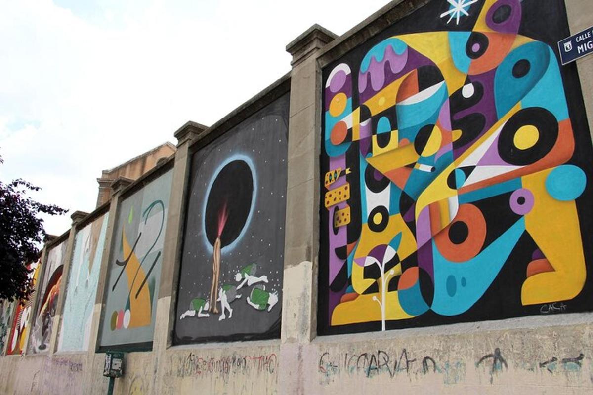 zeď s graffiti po stranách