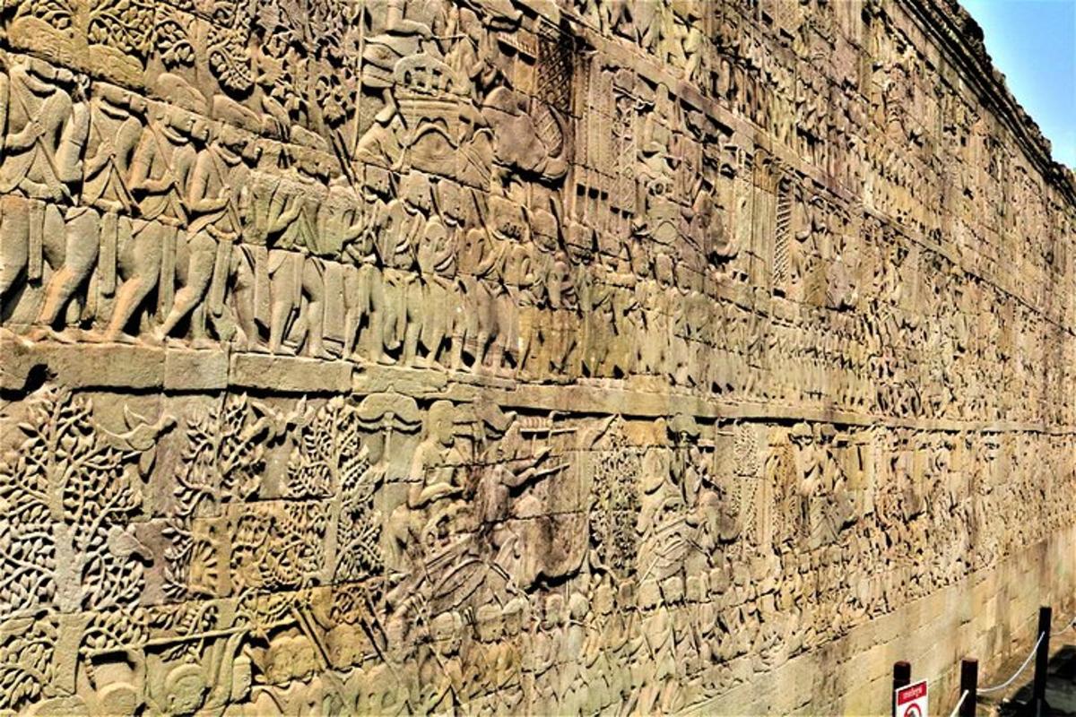 Un muro de piedra con mucha escritura en él.