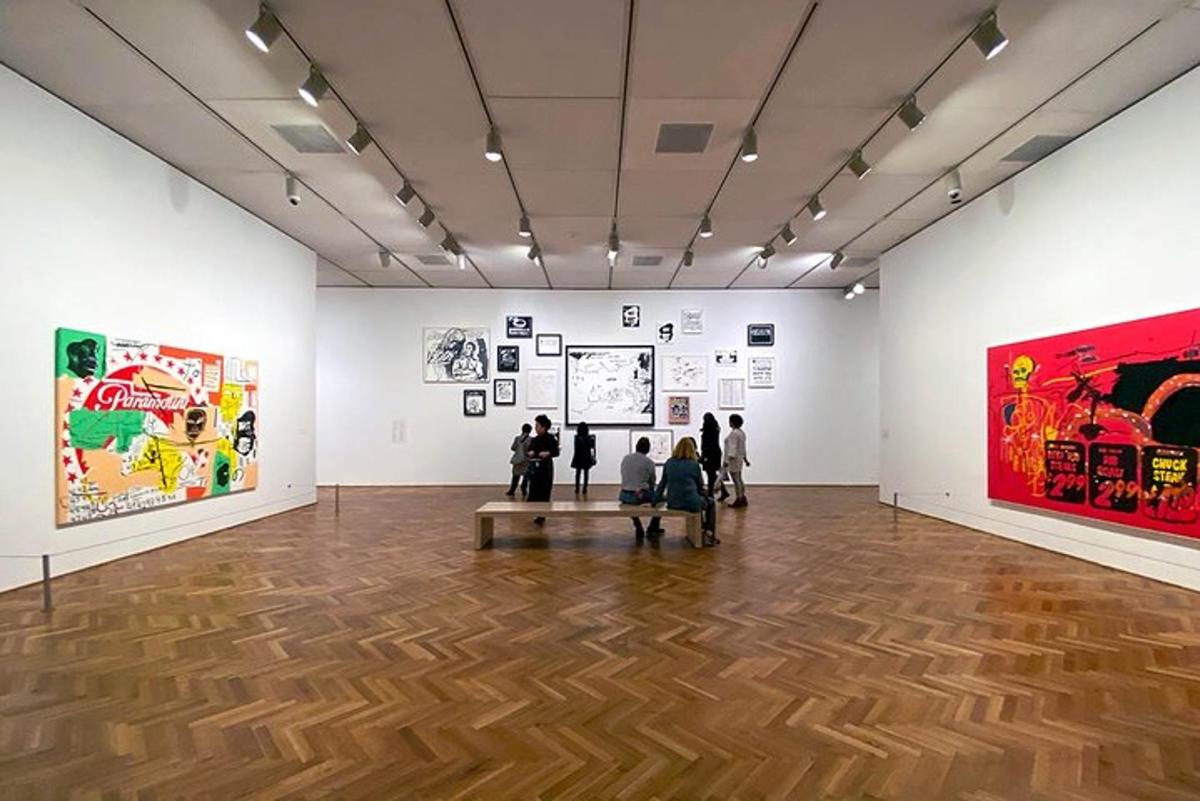 Un grupo de personas sentadas en una exposición de arte.