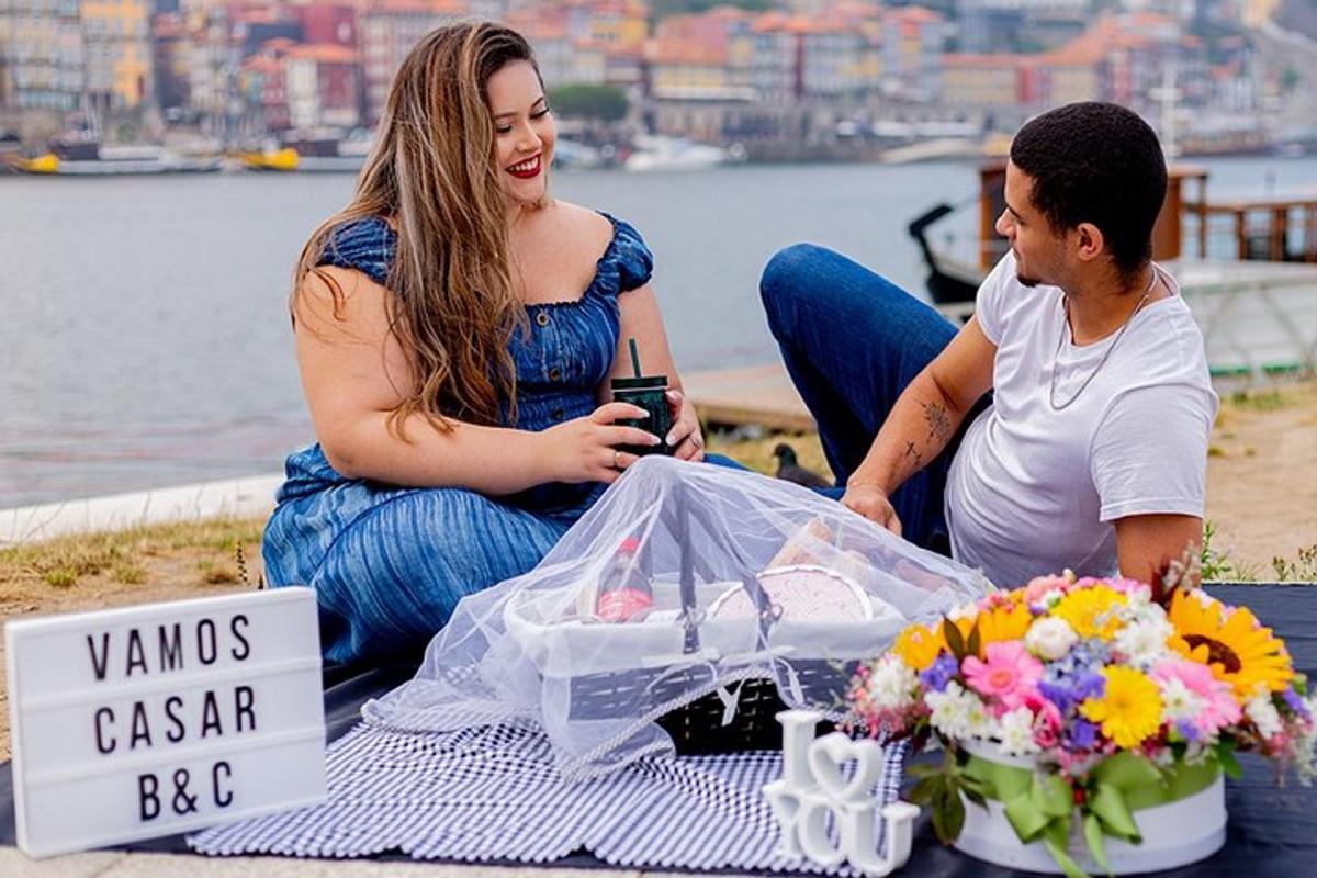 Un hombre y una mujer sentados en una mesa de picnic con flores.