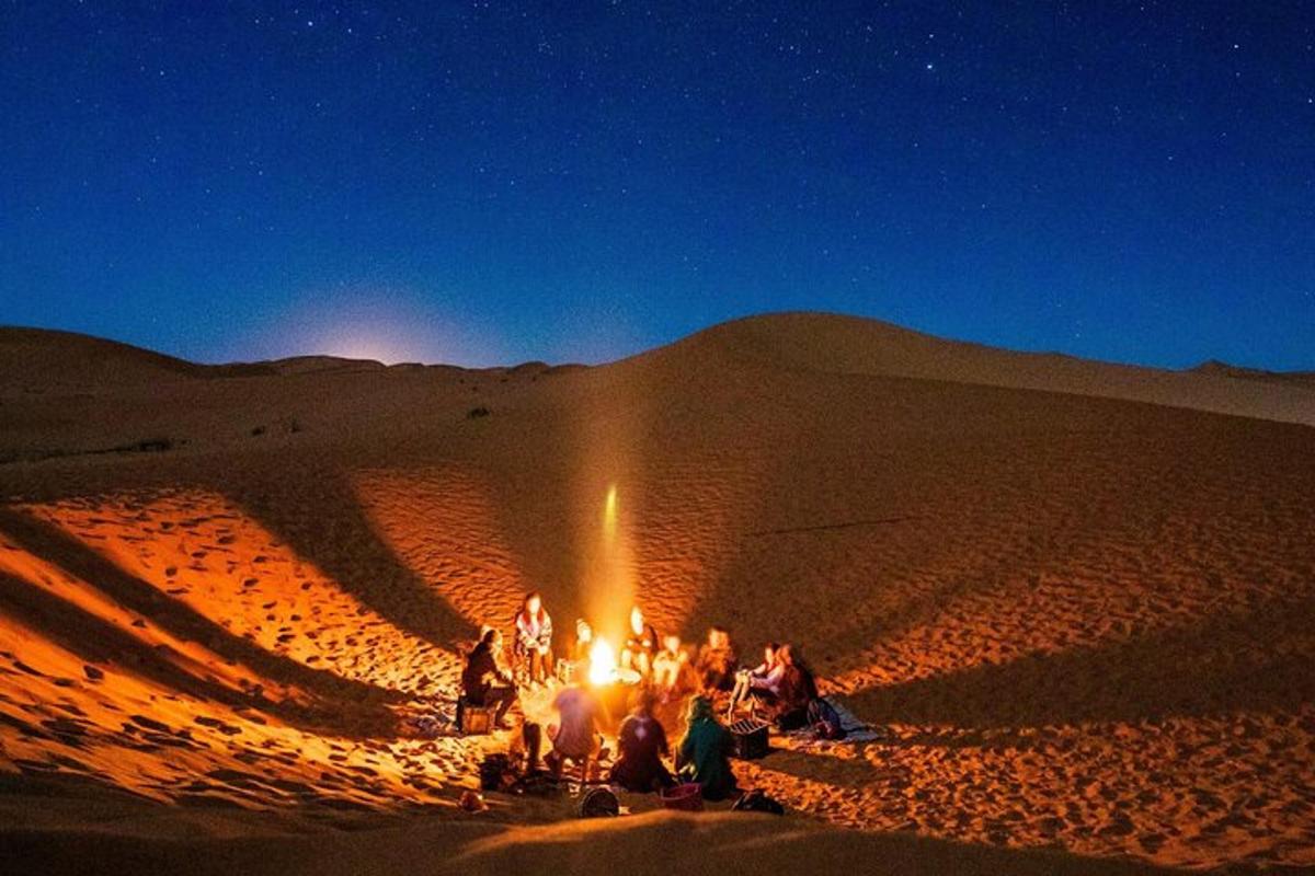 un gruppo di persone sedute attorno a un fuoco nel deserto