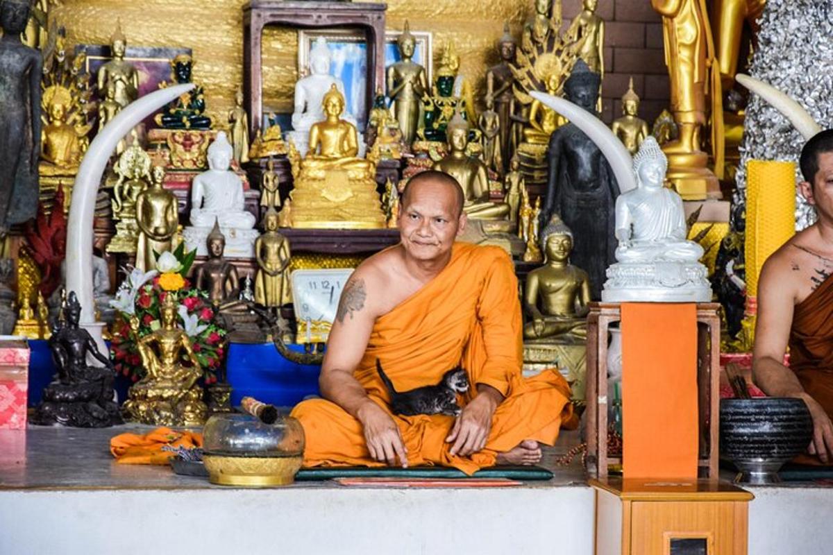 mnich sedící v buddhistickém chrámu