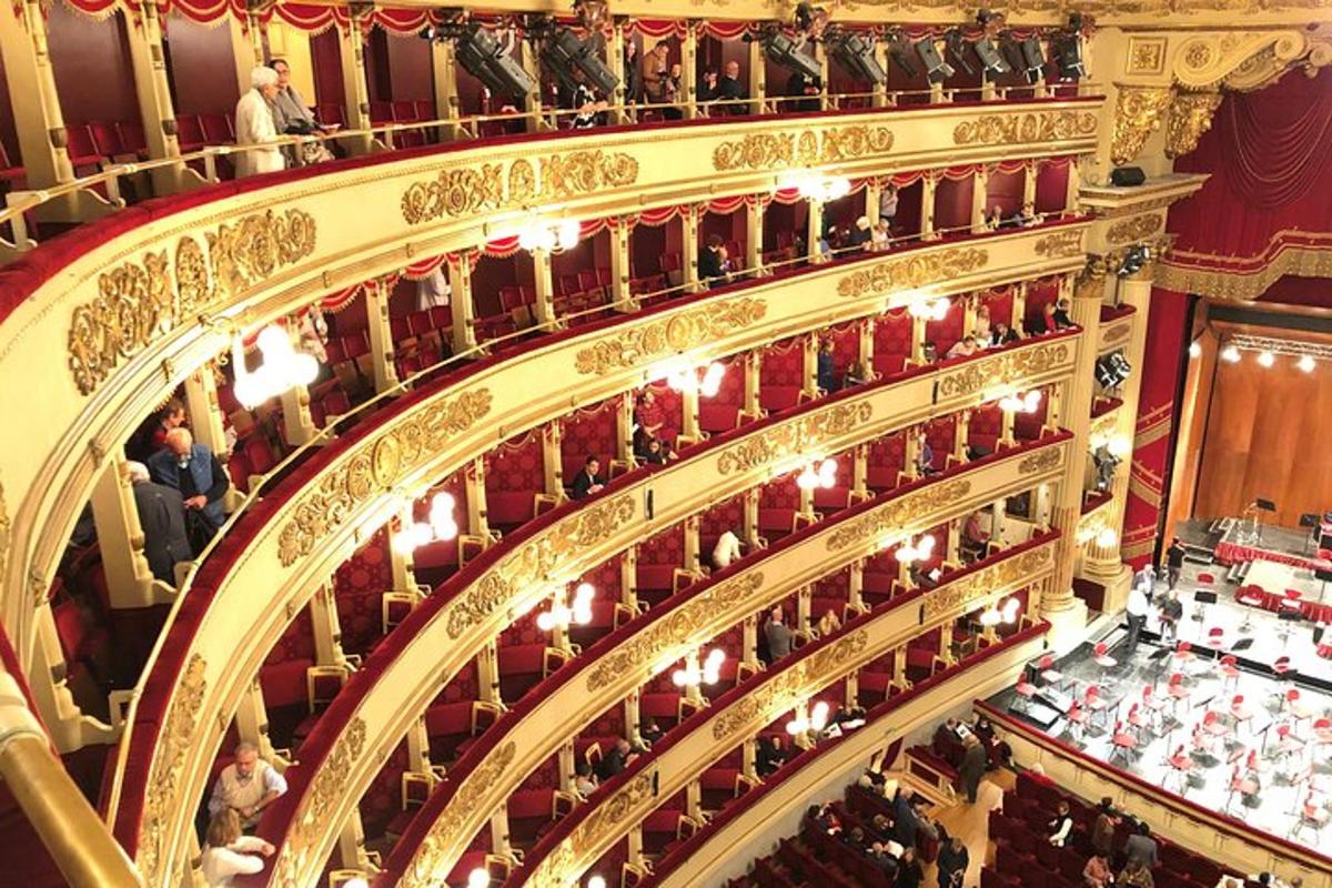 felülnézetből egy színházról, amelyben emberek tartózkodnak