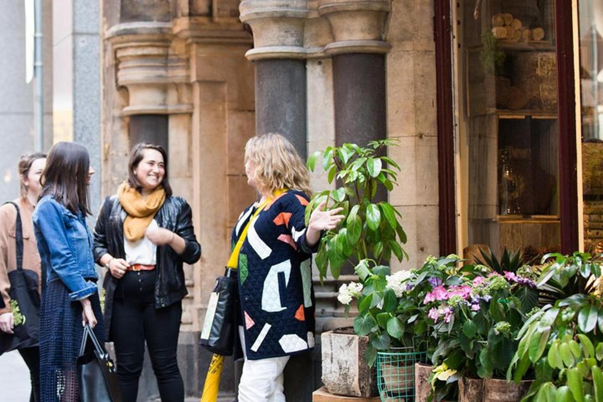 een groep mensen die voor een bloemenwinkel staan