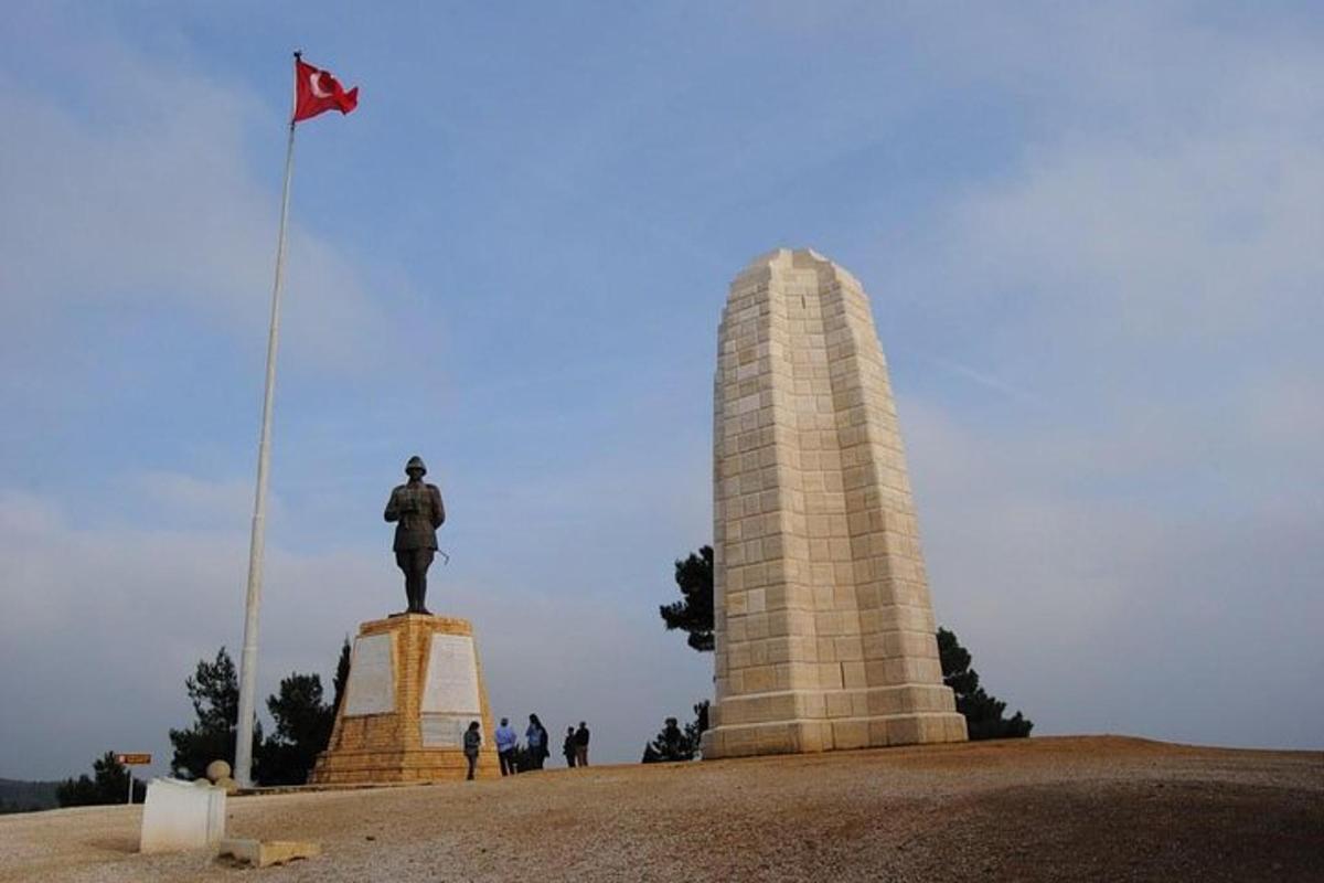 patung dengan bendera di atas monumen
