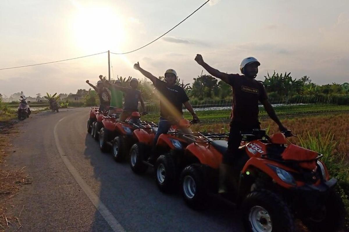 um grupo de pessoas em quadriciclos na estrada
