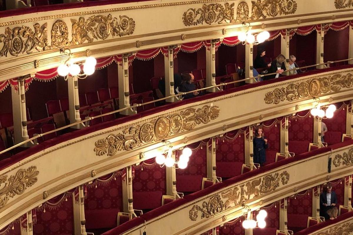 egy operaház előadóterme, amelyben emberek ülnek