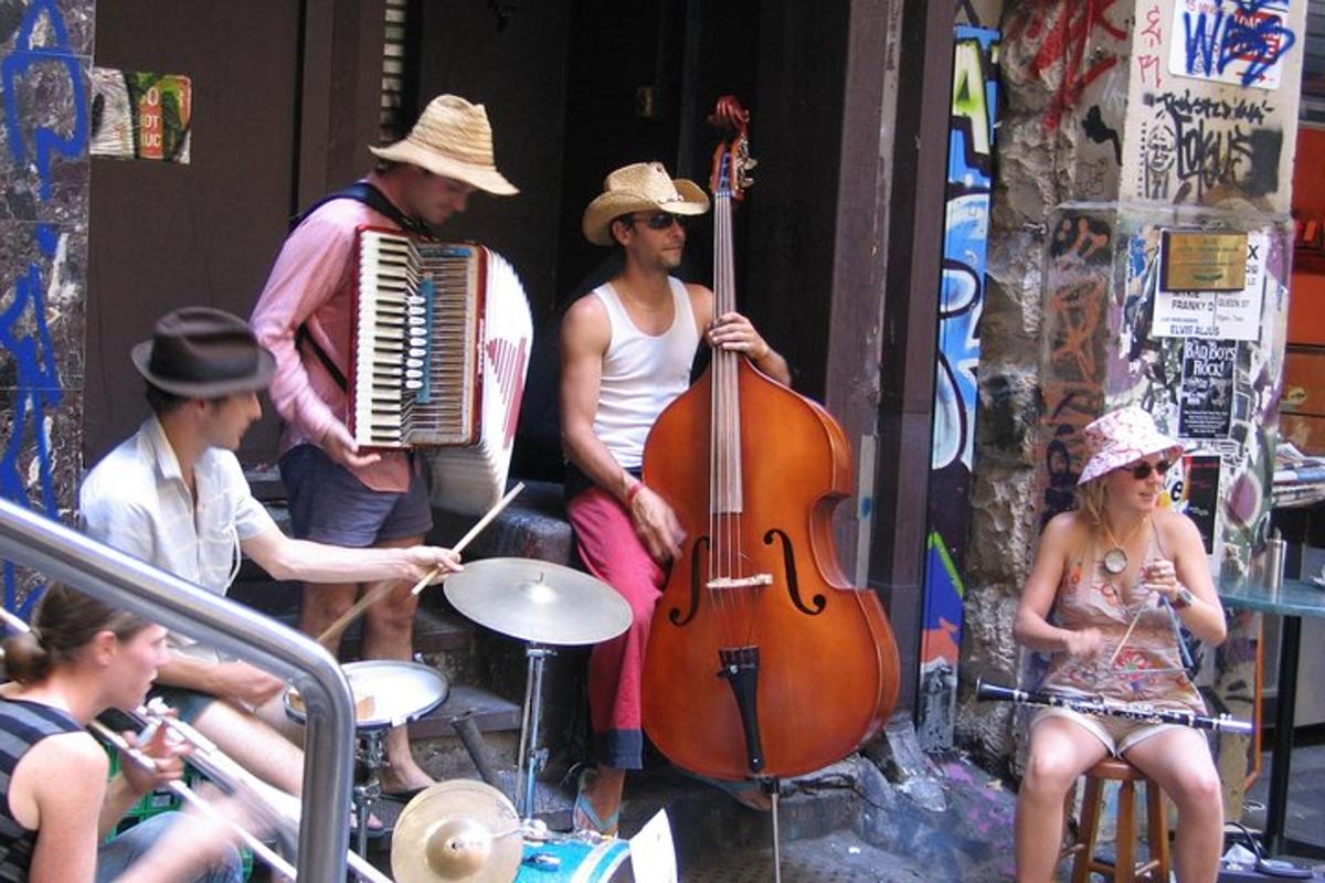 un grup de persones tocant música al carrer