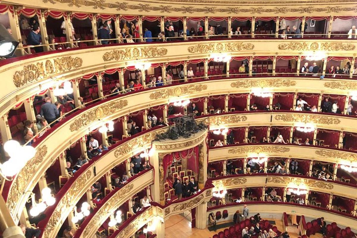 una vista dall'alto di un grande teatro dell'opera