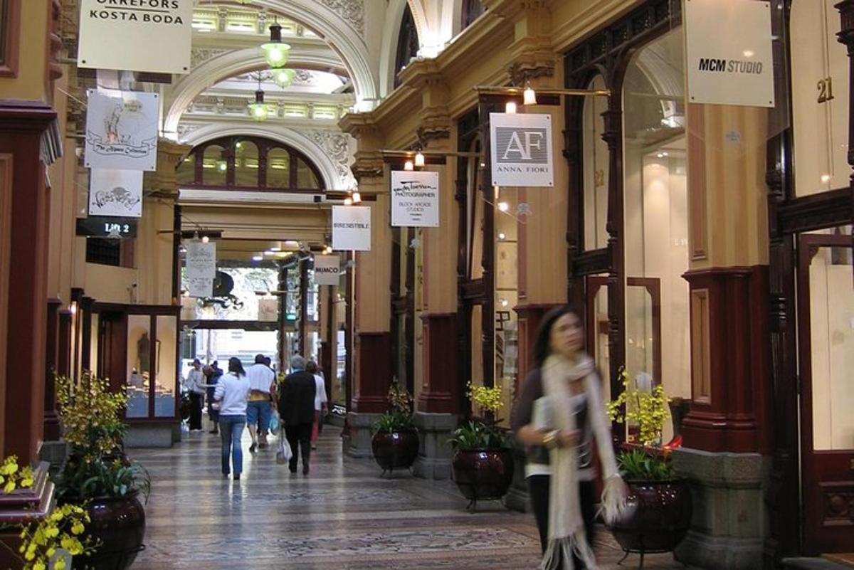 een vrouw die door een winkelcentrum loopt