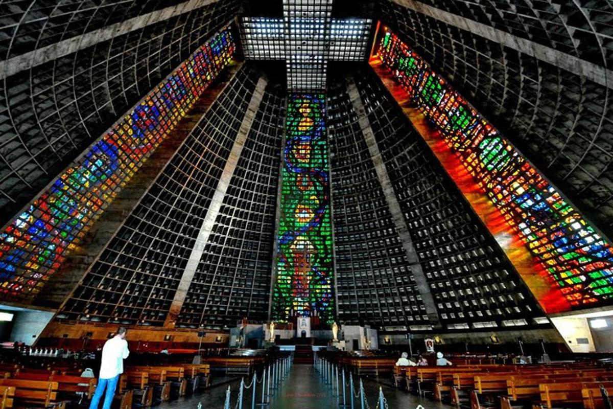 egy nagy szoba ólomüveg ablakokkal egy templomban