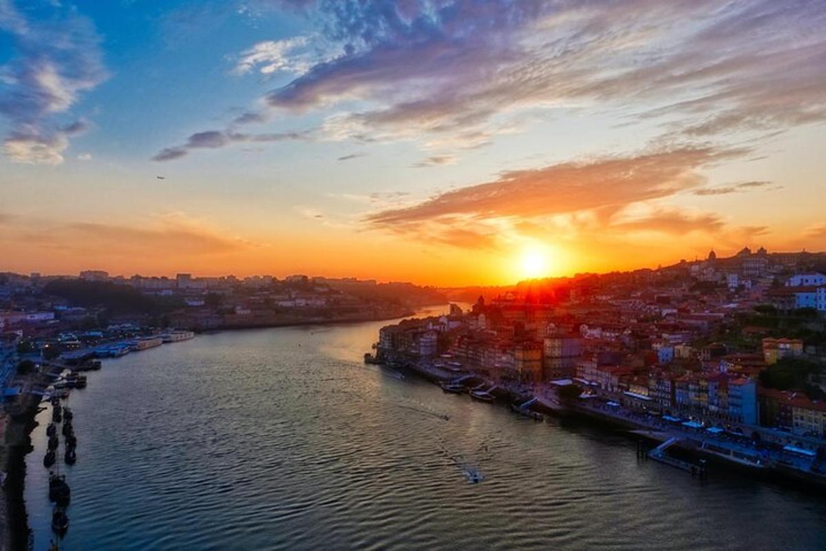Una vista de un río con una ciudad al atardecer.