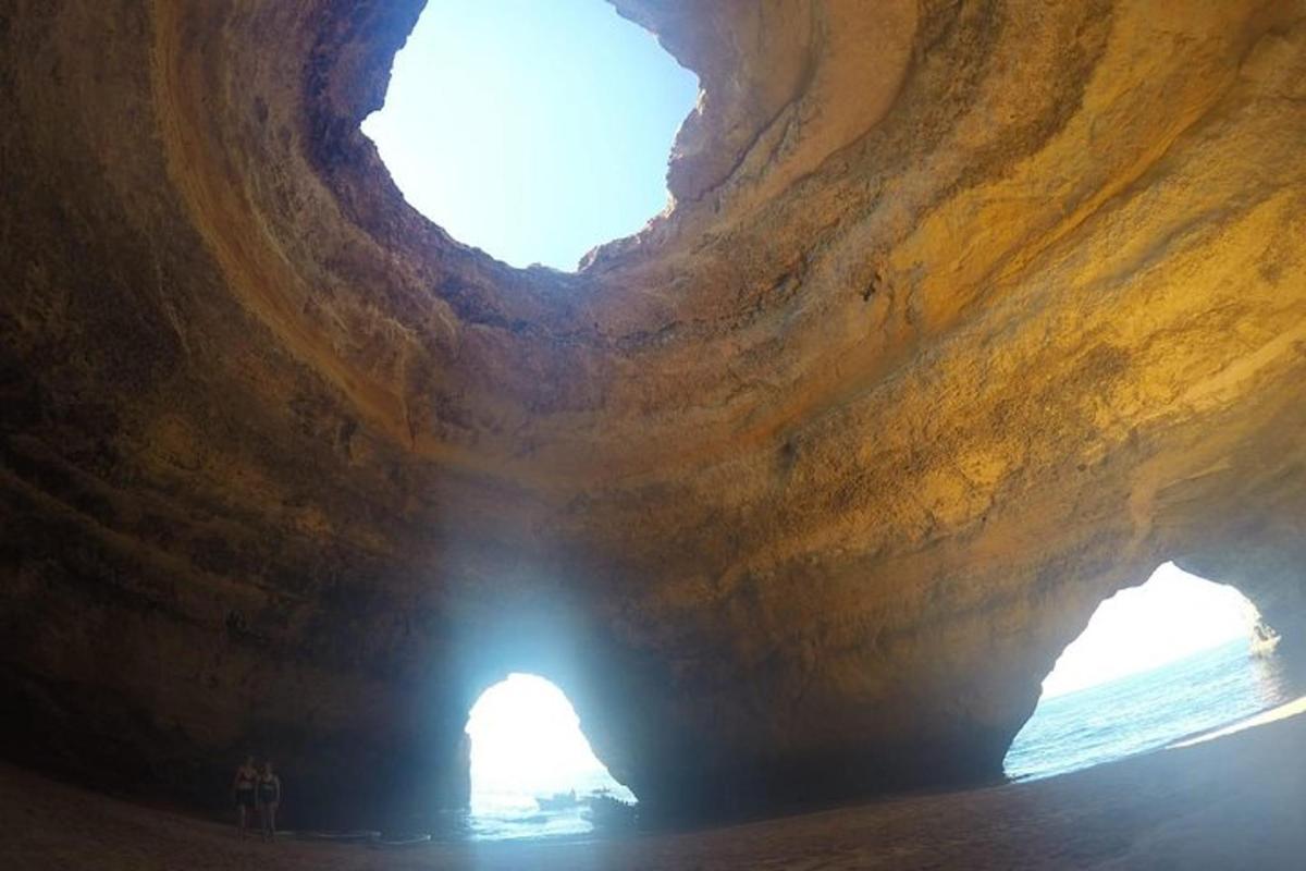 ein Blick auf eine Höhle mit dem Licht am Ende