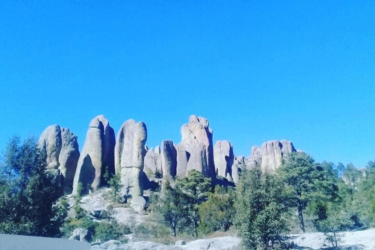 山顶上的一组岩石