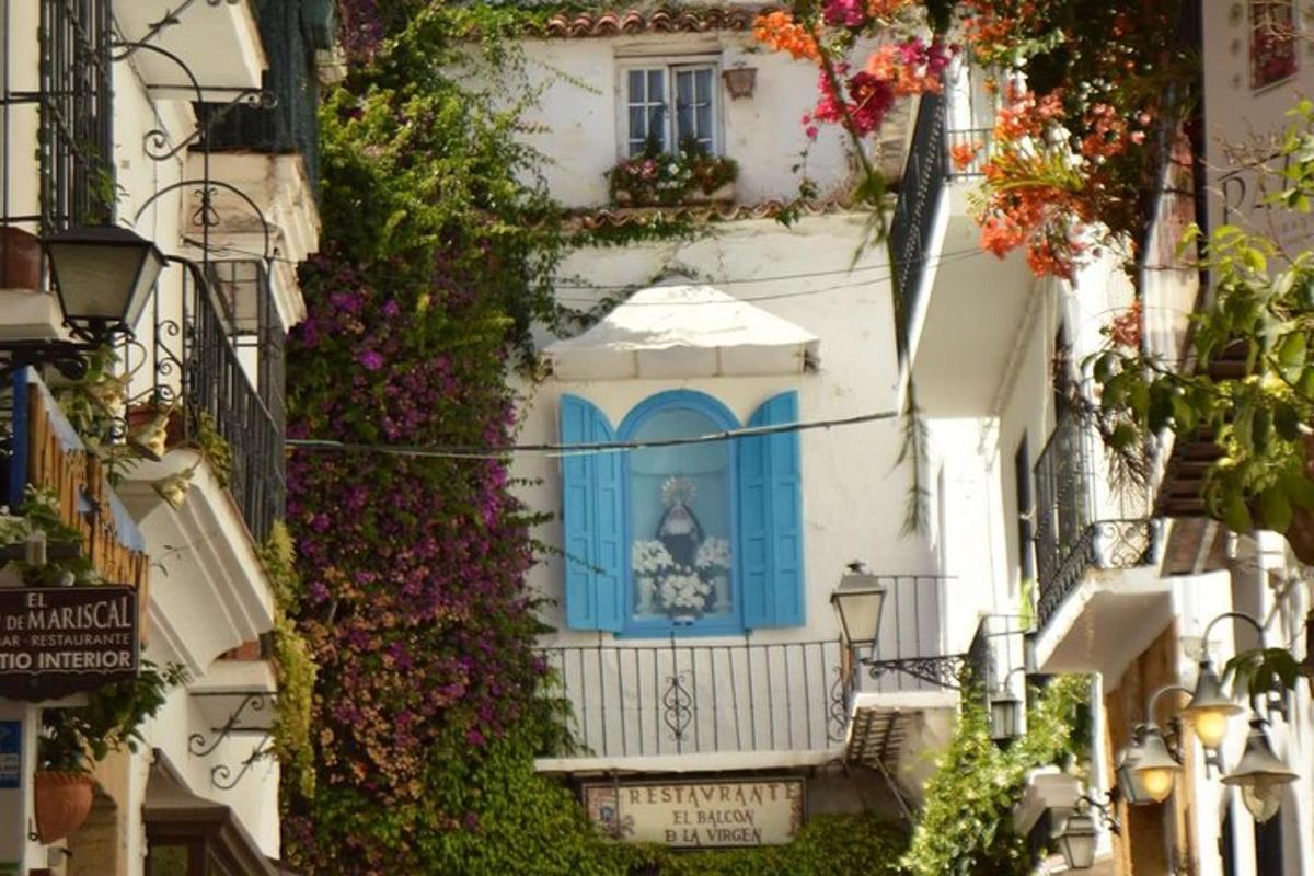 um prédio com uma porta azul e algumas flores