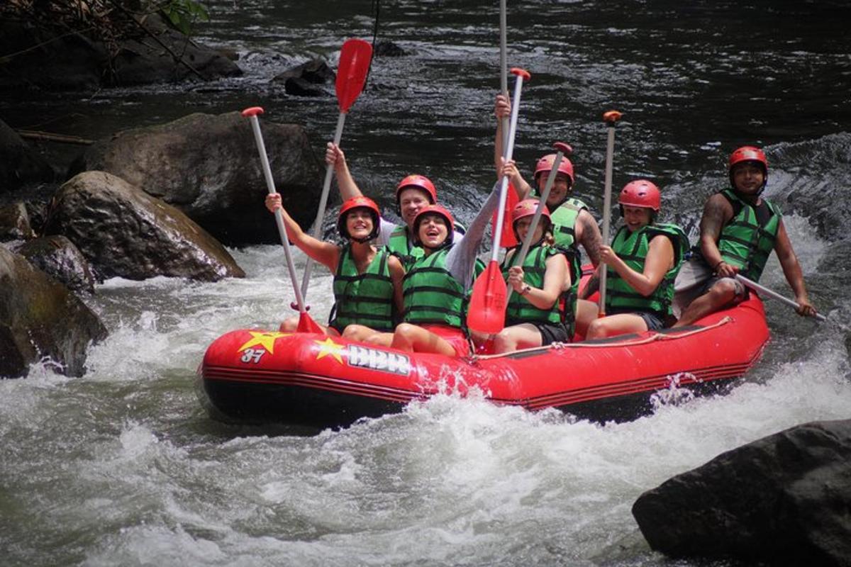 un gruppo di persone su una zattera in un fiume