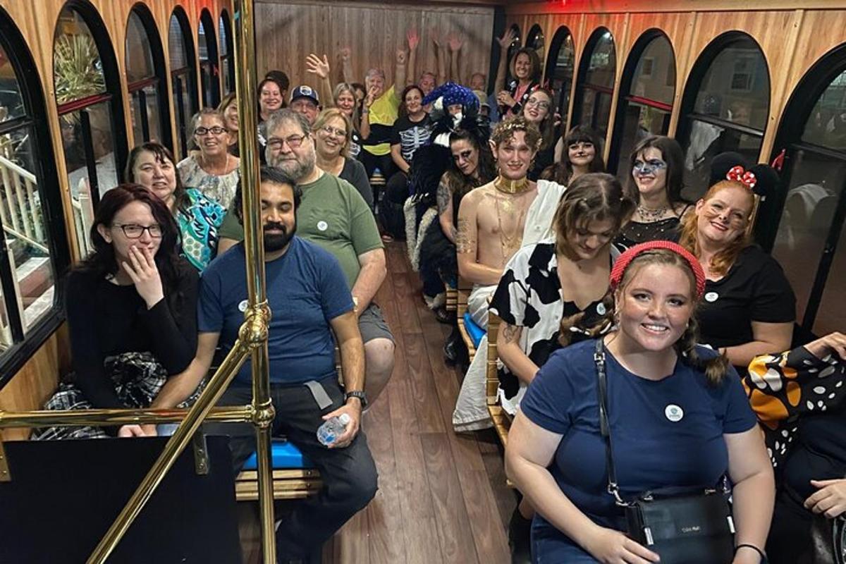 un grupo de personas sentadas en un tren