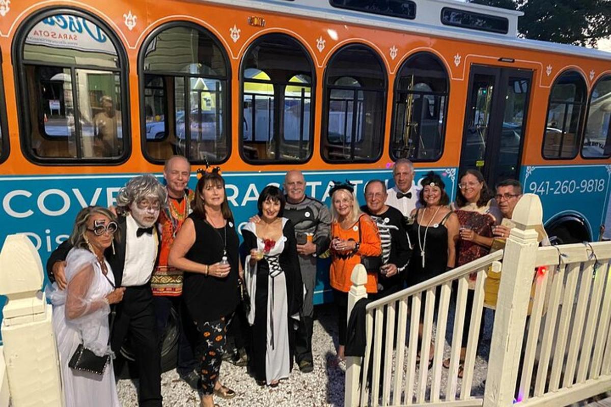un grupo de personas de pie delante de un autobús