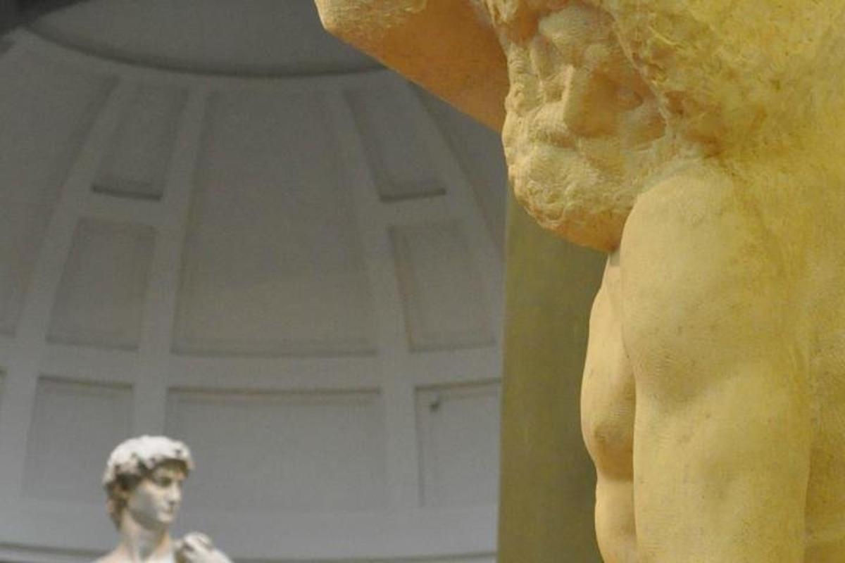 una statua di un uomo in piedi accanto a una statua