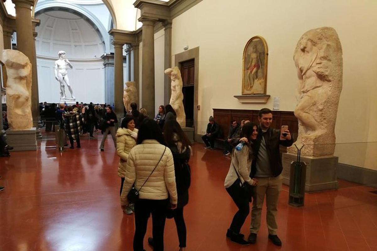 un grup de persones mirant estàtues en un museu