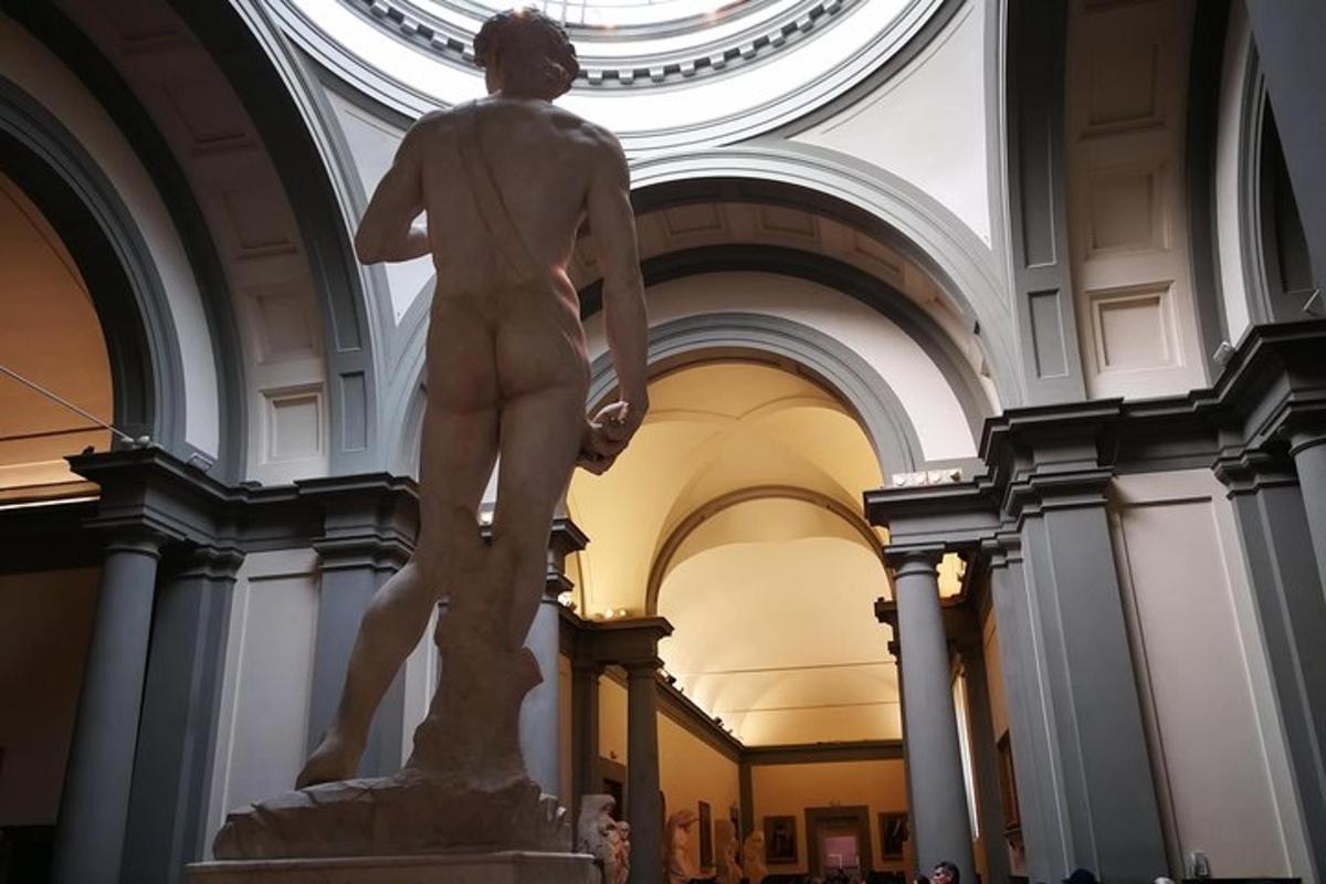una statua di un uomo in piedi in un edificio