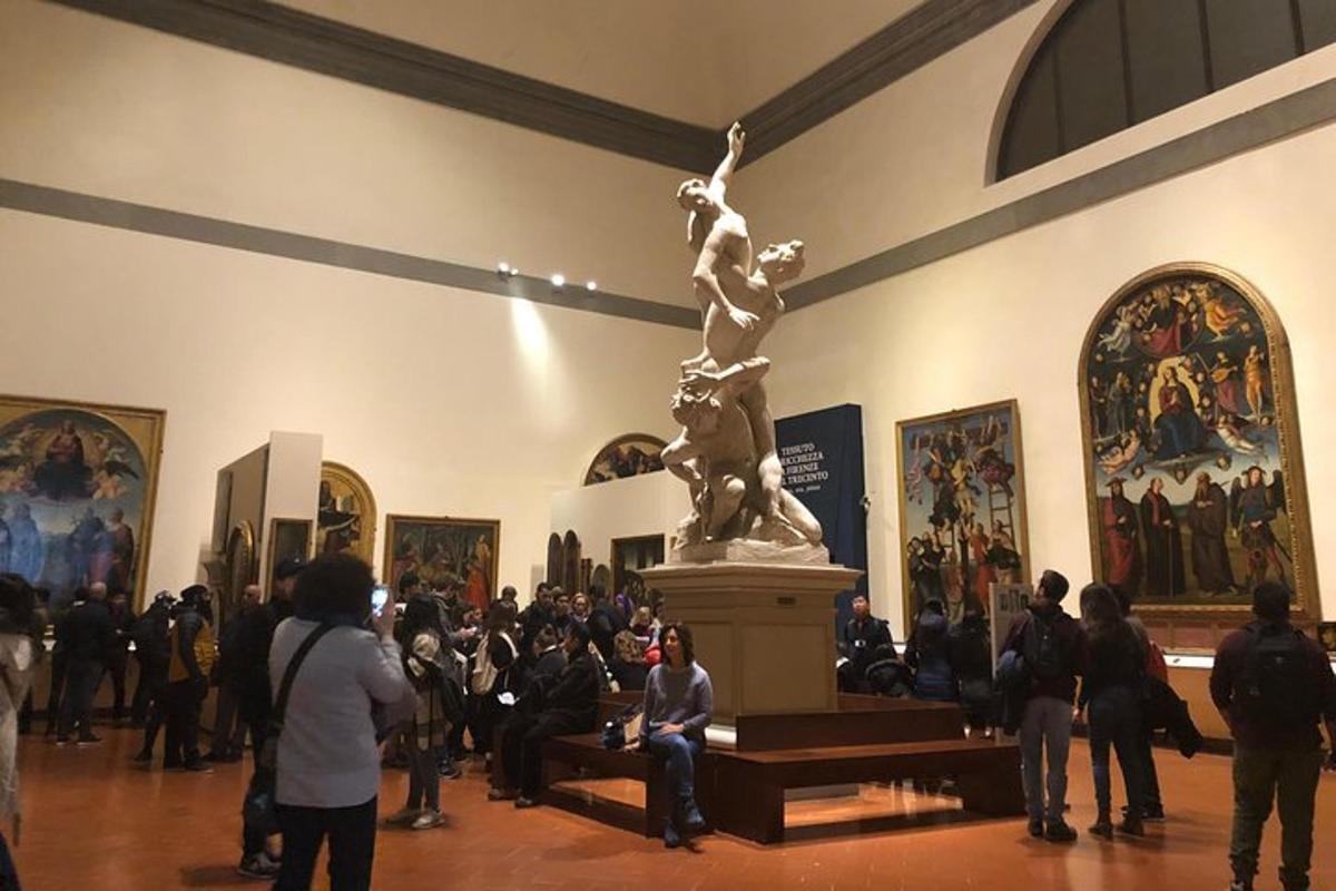 en folkemengde som ser på en statue i et museum