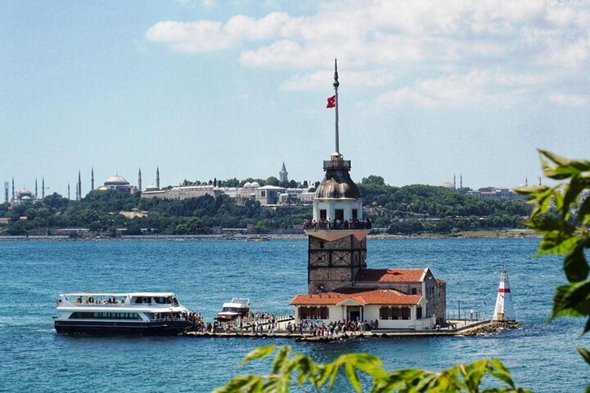 ein Leuchtturm mitten im Wasser mit zwei Booten