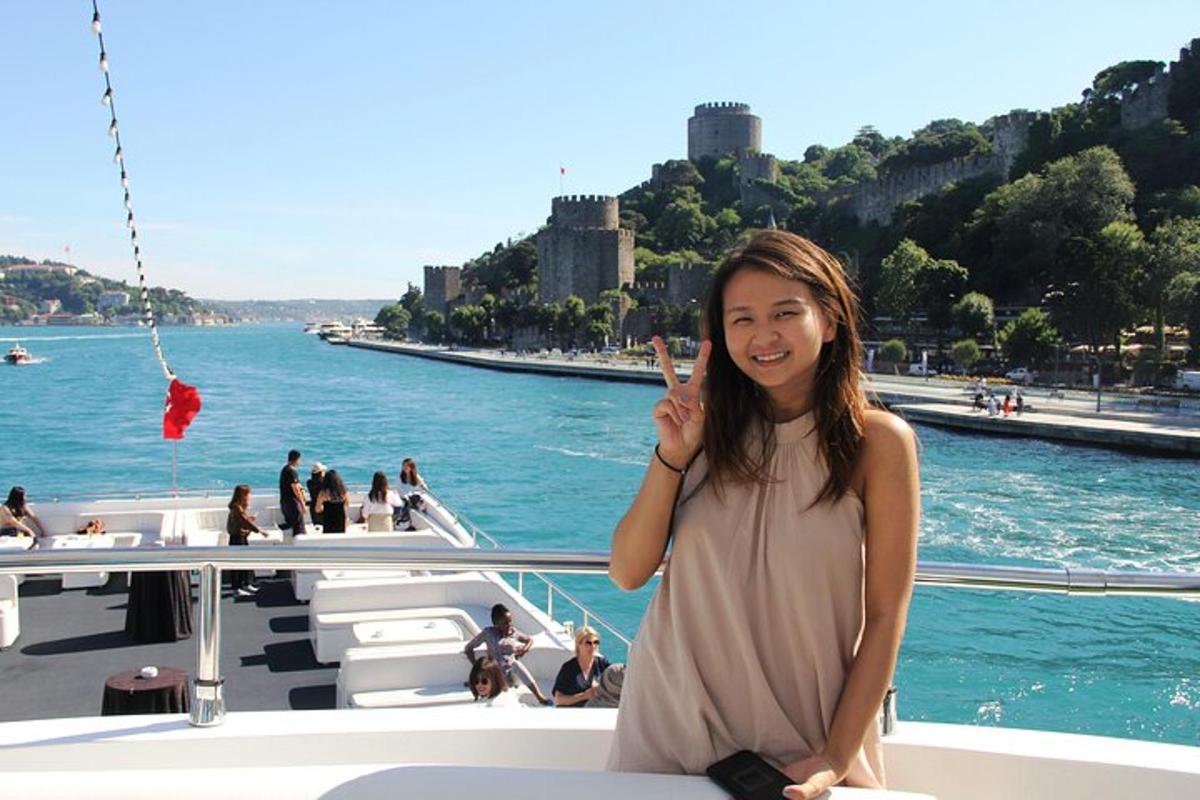 una donna in piedi su una barca in acqua