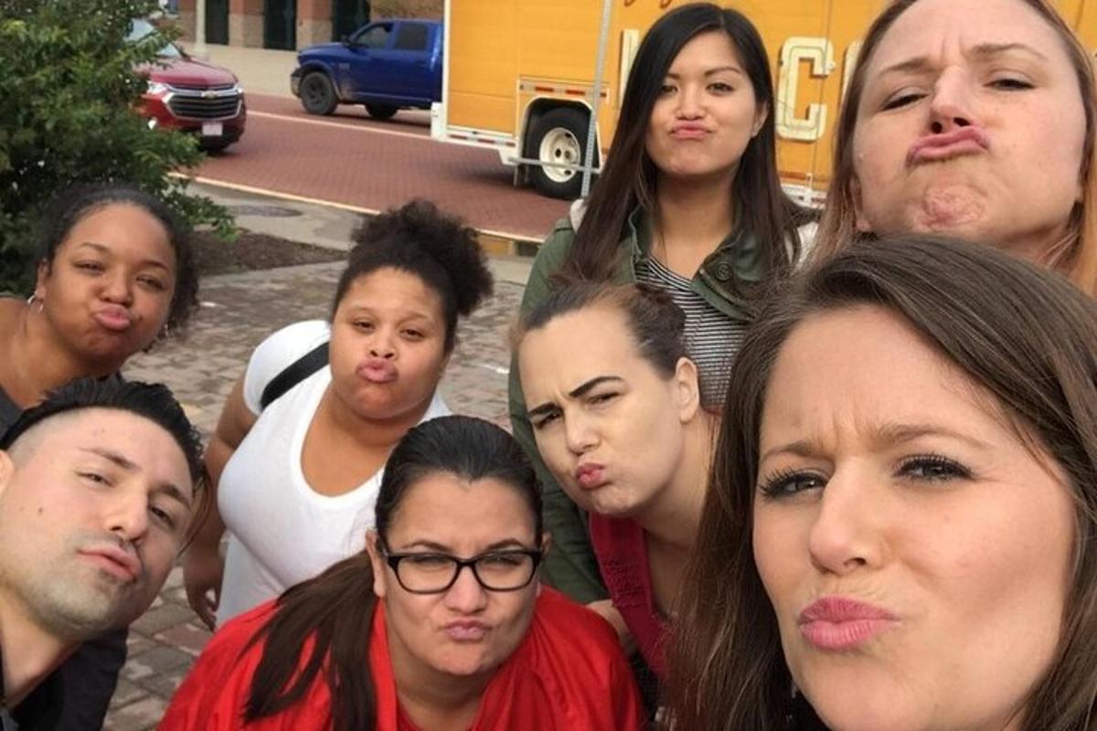 um grupo de pessoas posando para uma foto