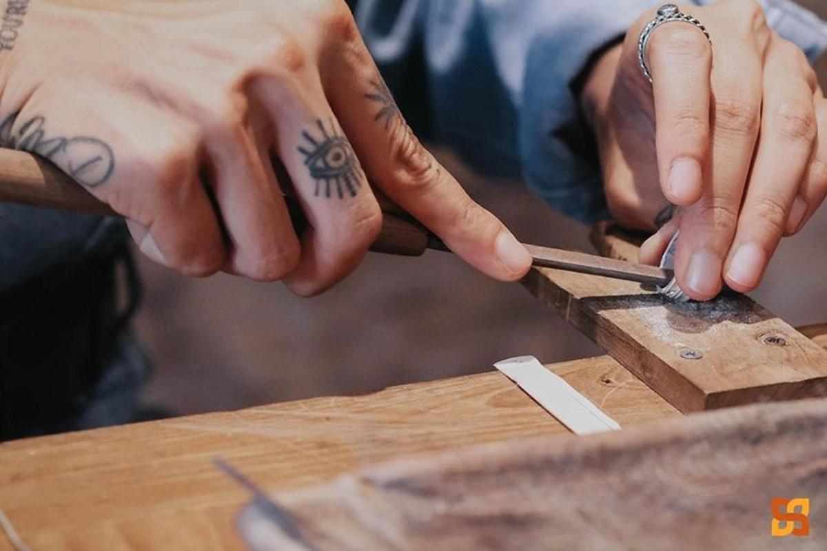 un uomo che taglia un pezzo di legno con un coltello