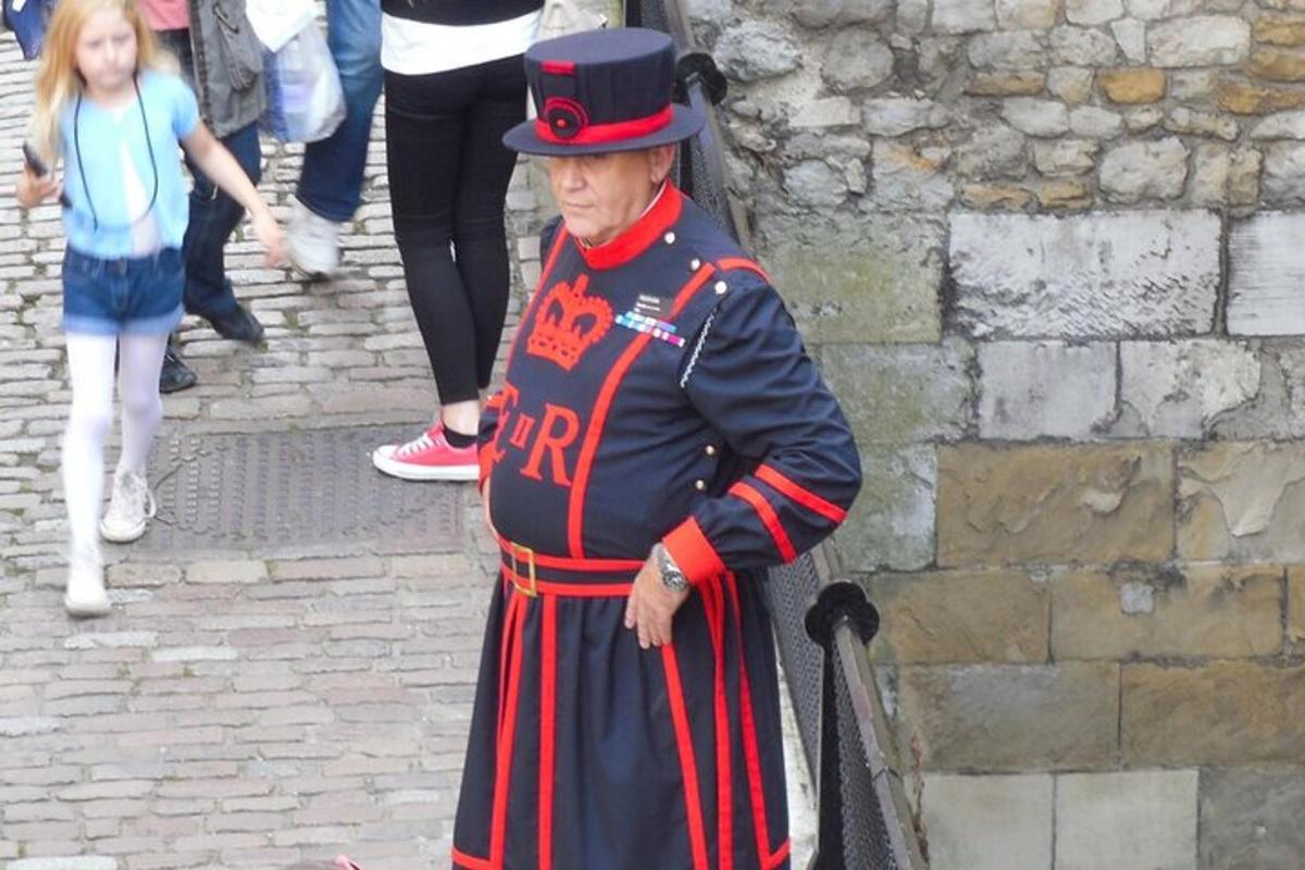 en mann i uniform og flosshatt