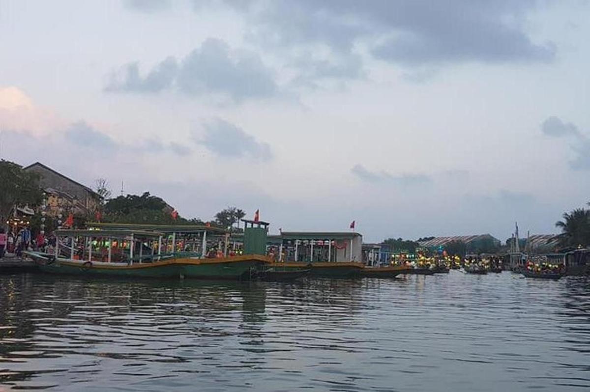 un gruppo di barche attraccate su un fiume