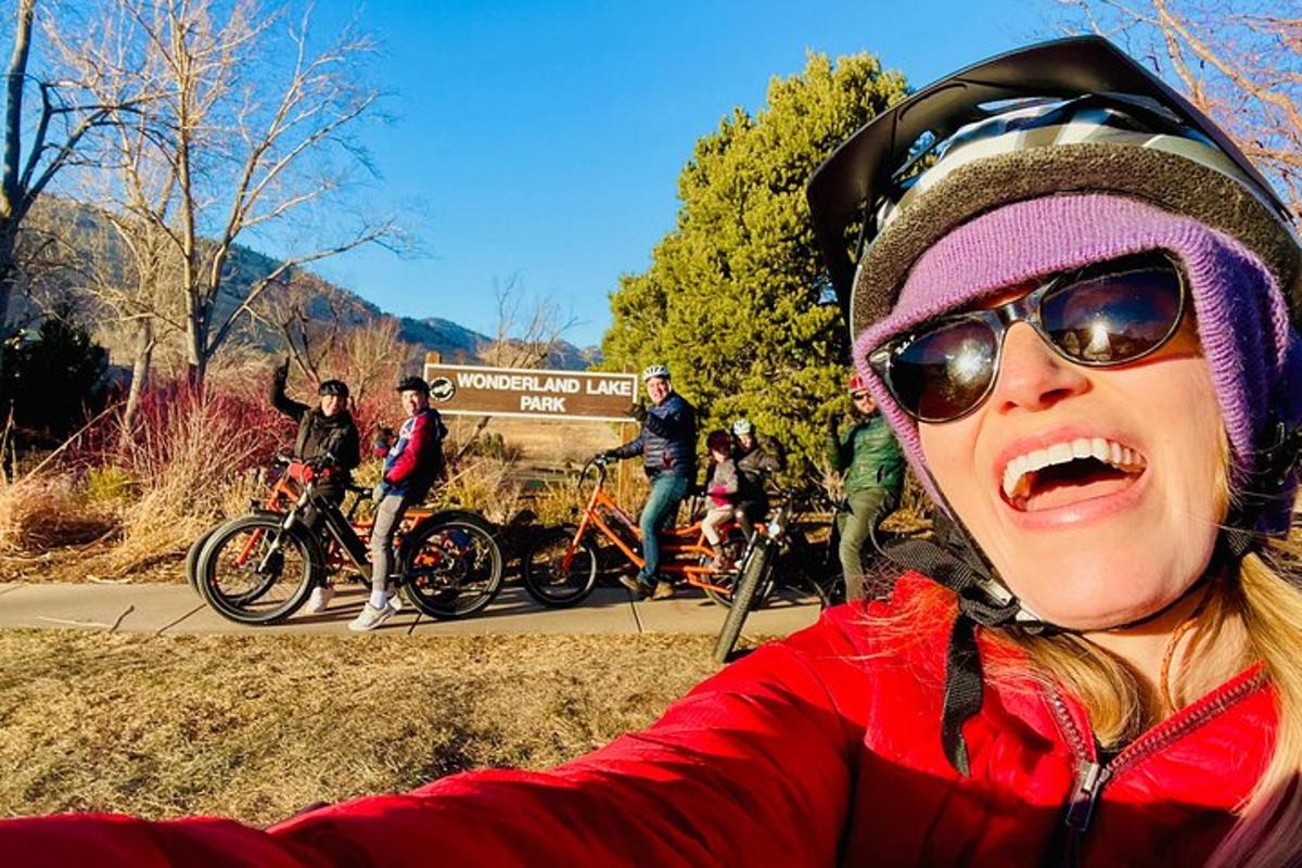 Una mujer con casco y un grupo de personas en bicicleta