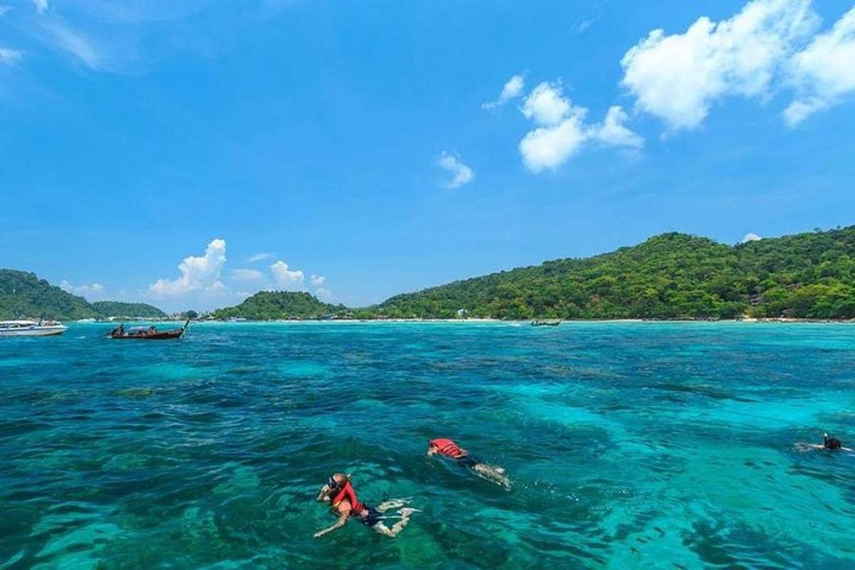 dua orang berenang di dalam air di lautan