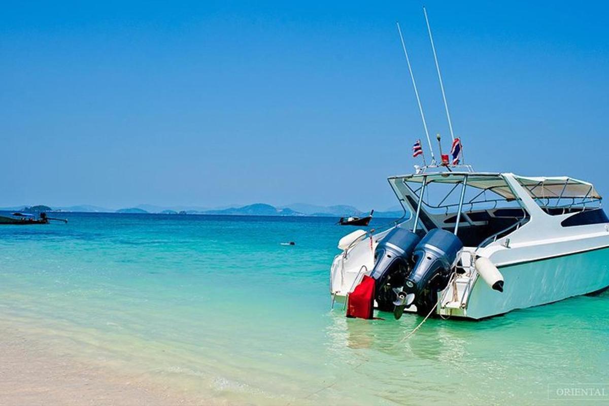una barca ferma nell'acqua su una spiaggia