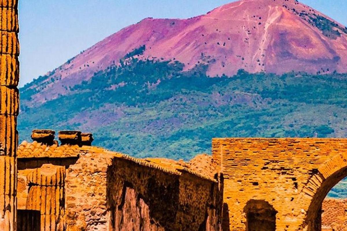 una montagna in lontananza con un edificio e una montagna
