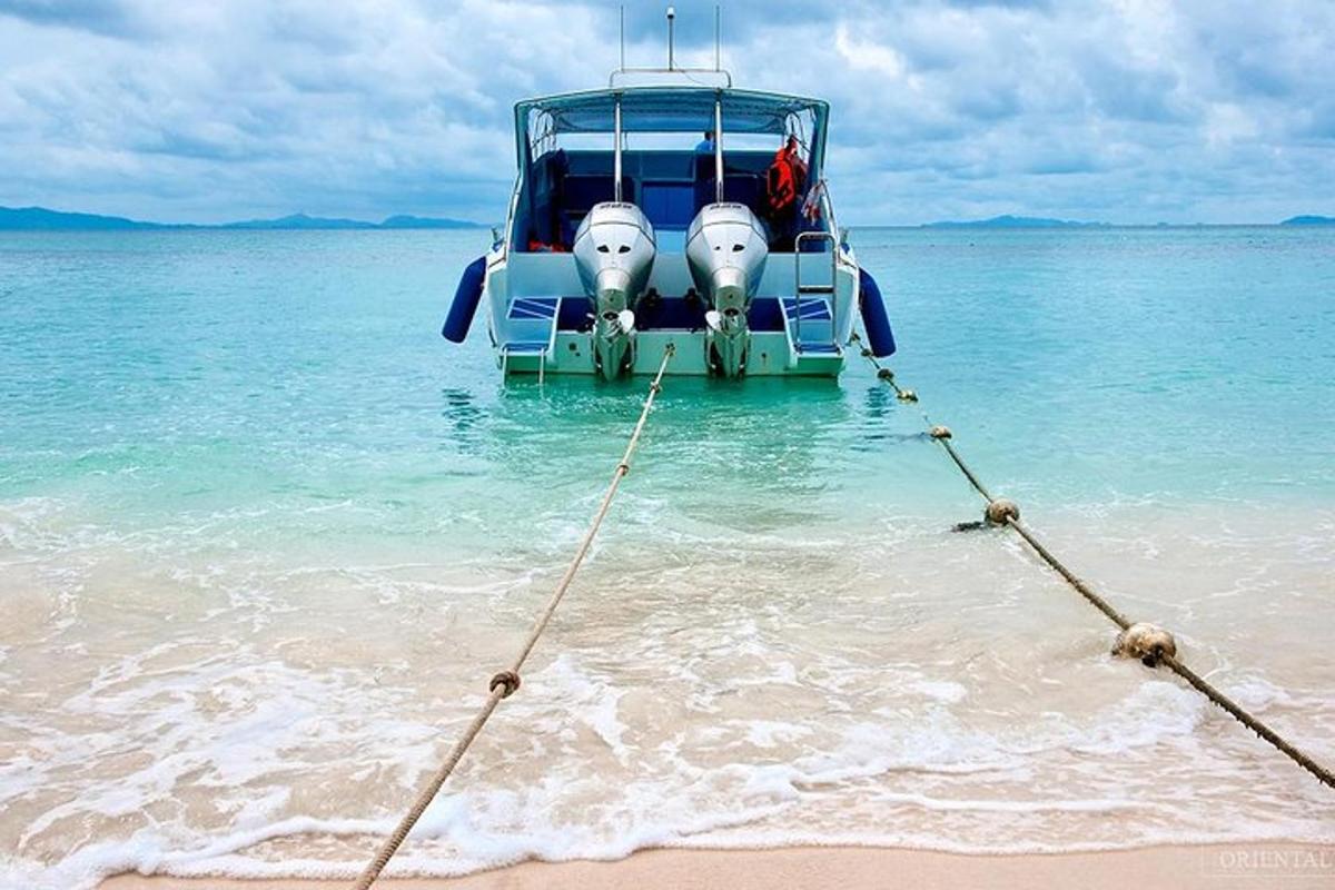 una barca in acqua su una spiaggia