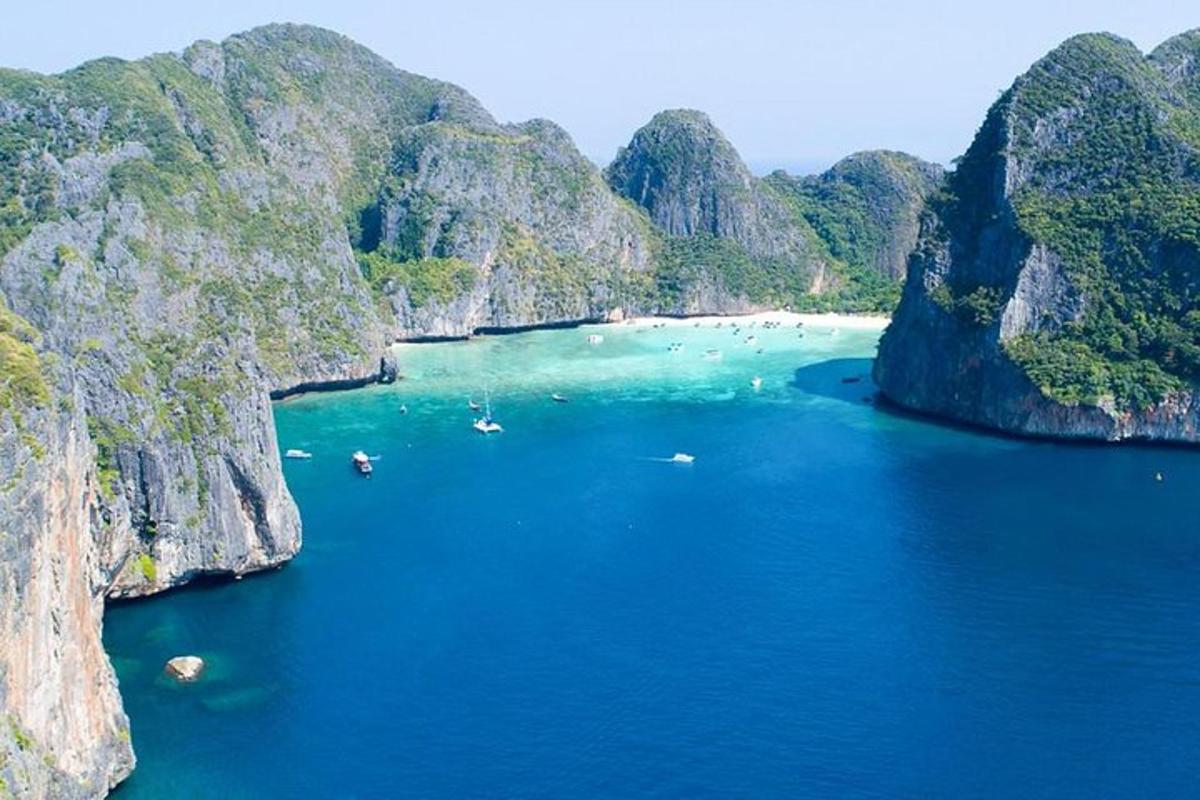 pemandangan pantai dengan banyak bot di dalam air
