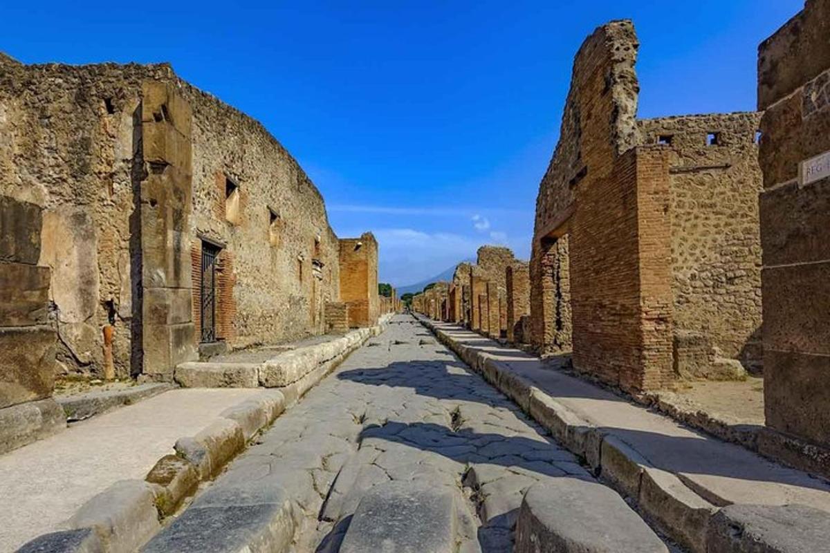 un vicolo tra le rovine di un edificio