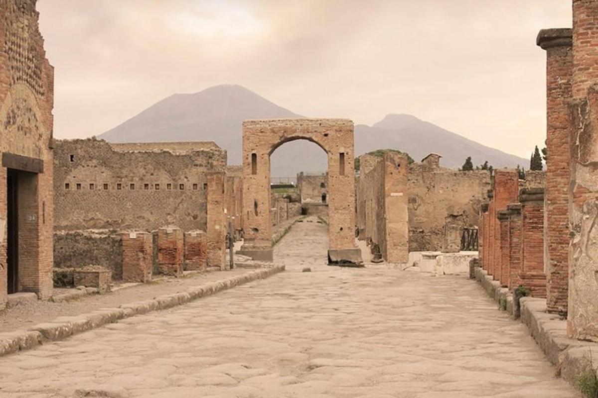 una strada vuota tra le rovine dell'antica città