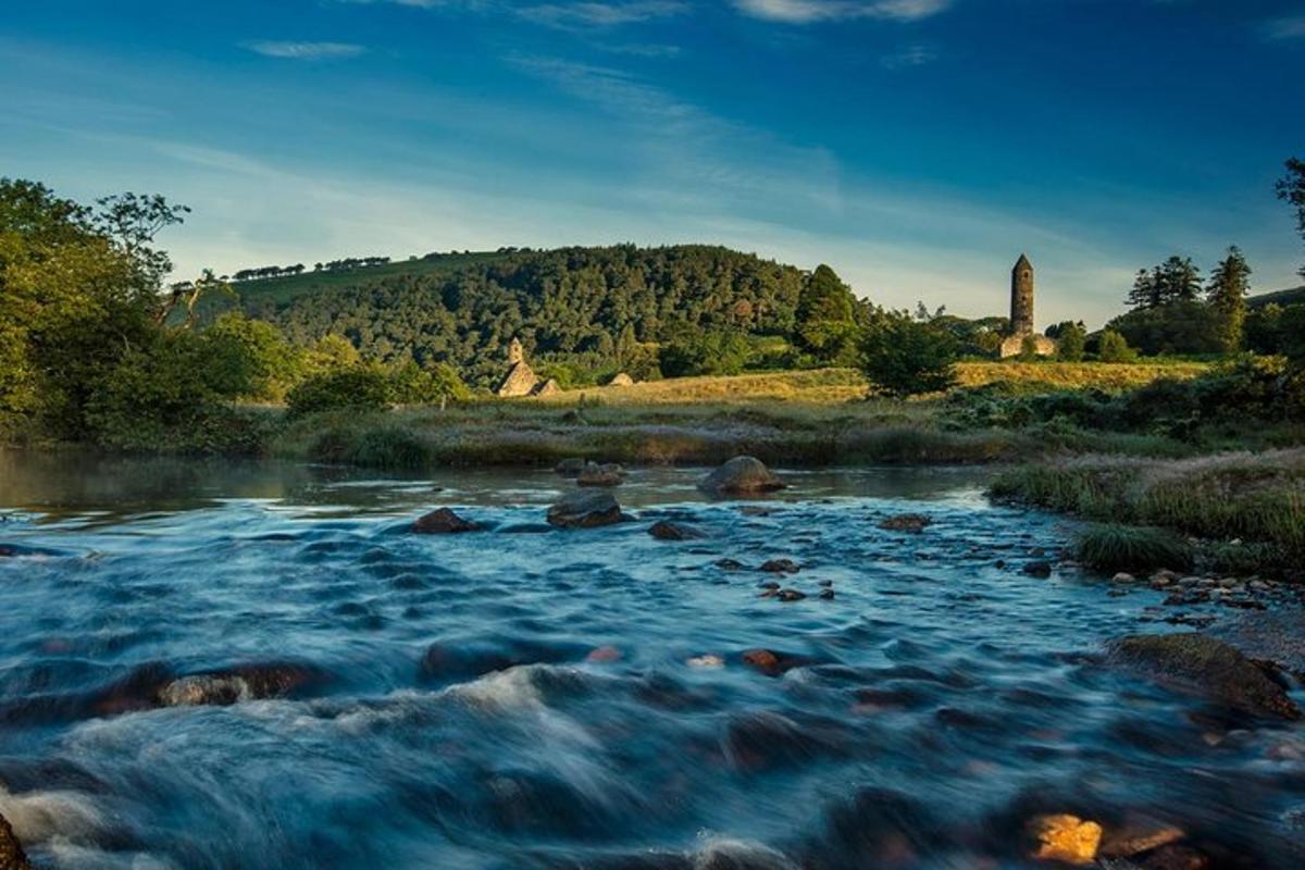 un'immagine di un fiume con rocce e alberi