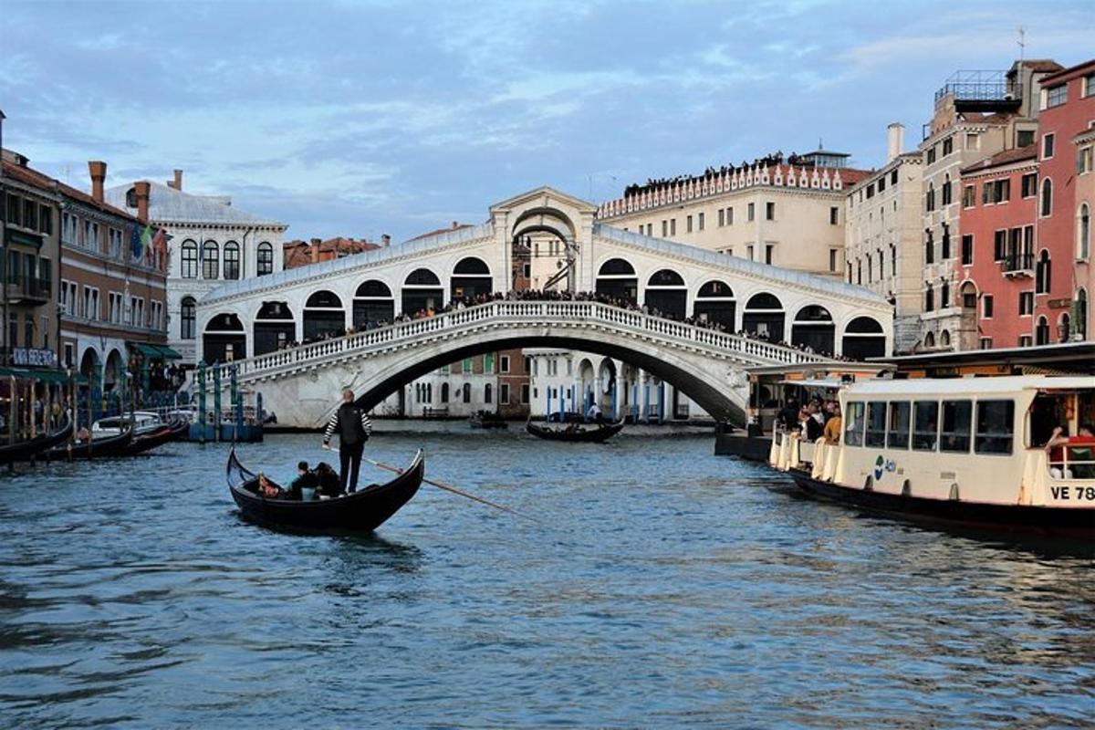 gondola upėje priešais tiltą