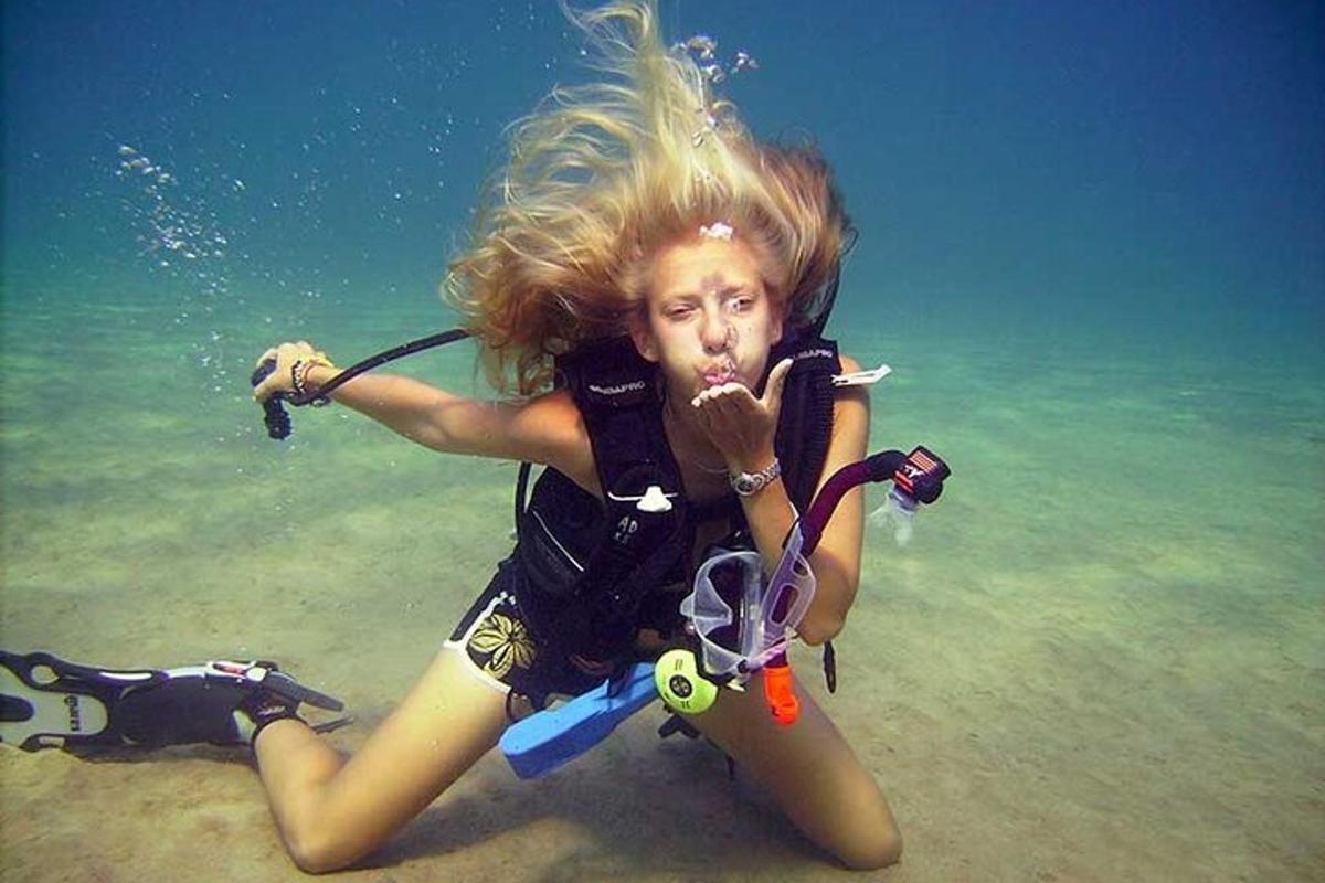 una dona està estirada a l'aigua de l'oceà
