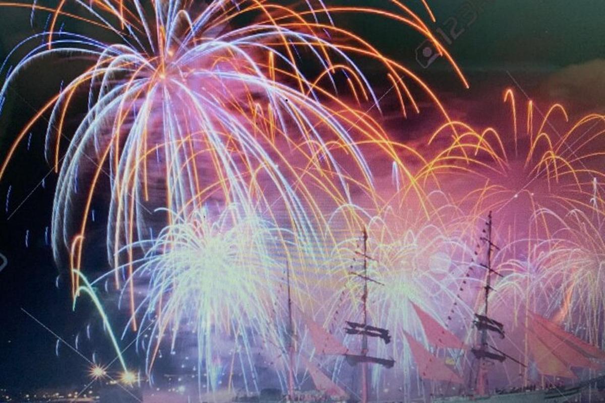 un espectacle de focs artificials amb palmeres al fons