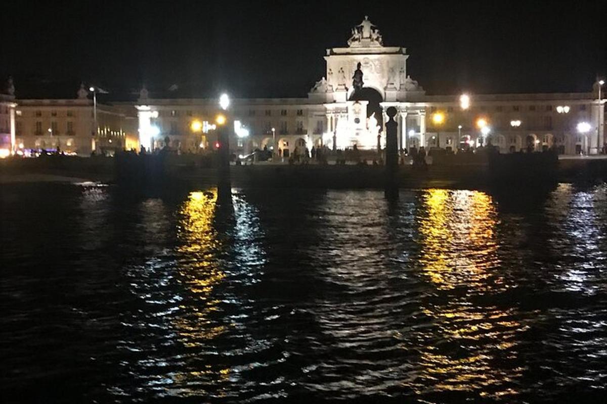 un edifici davant d'un riu a la nit