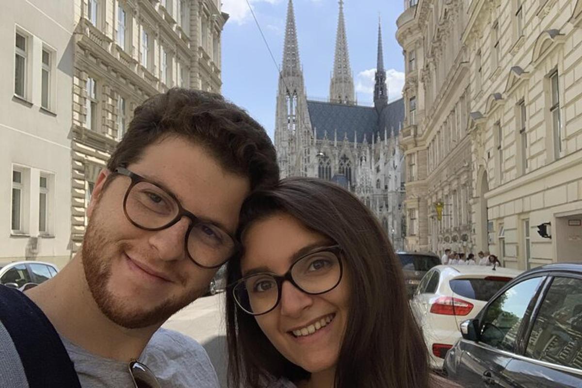 muž a žena pózují pro fotografii na městské ulici