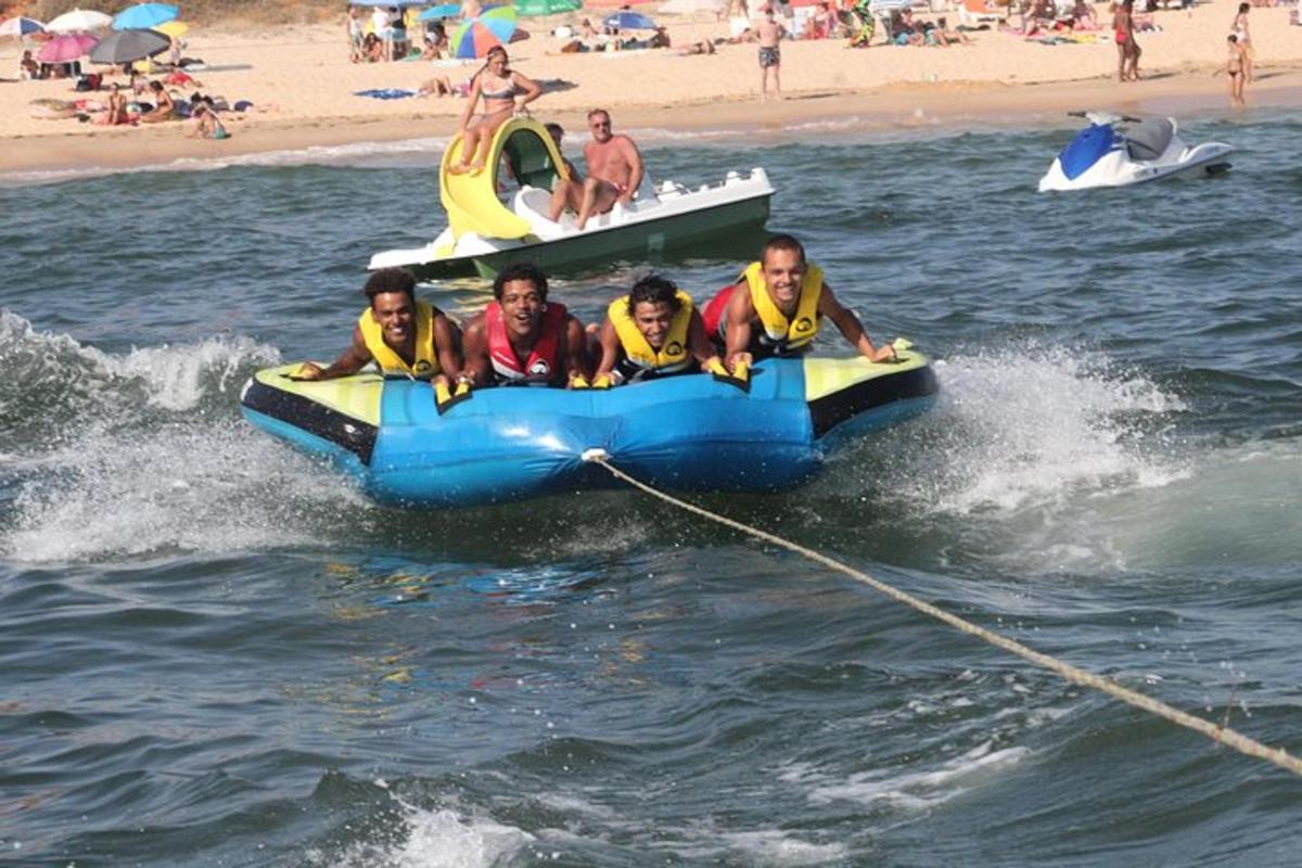 um grupo de pessoas andando de jangada na água
