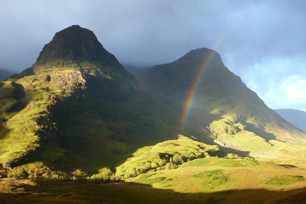 pelangi di atas gunung dengan gunung