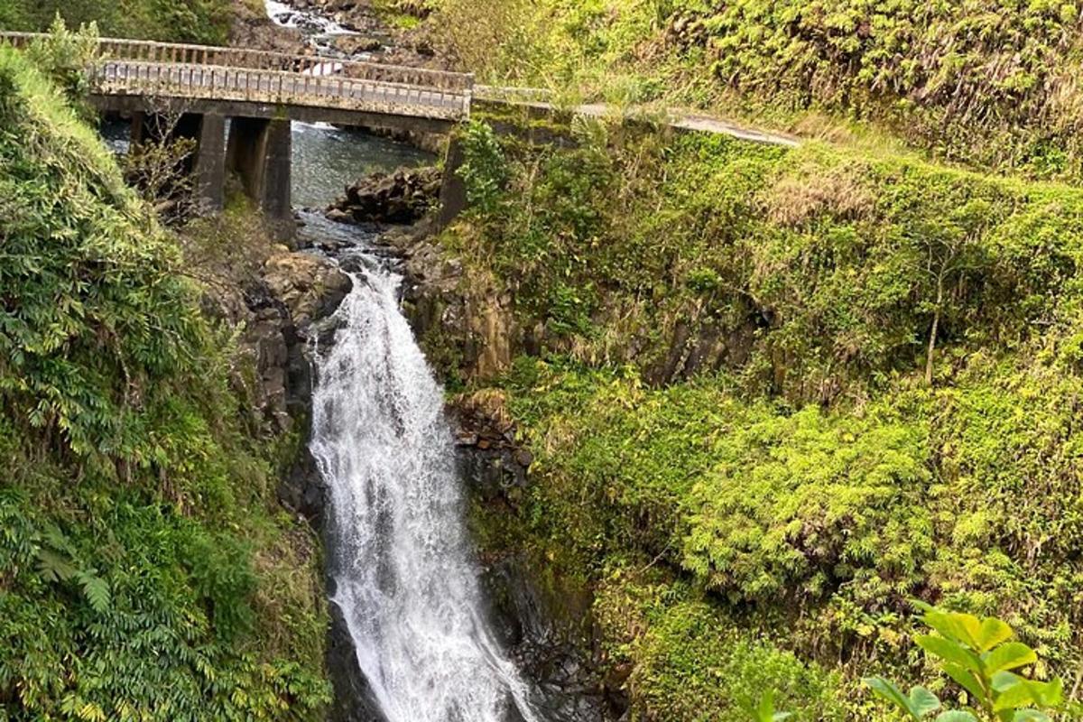 air terjun di tepi bukit dengan jambatan