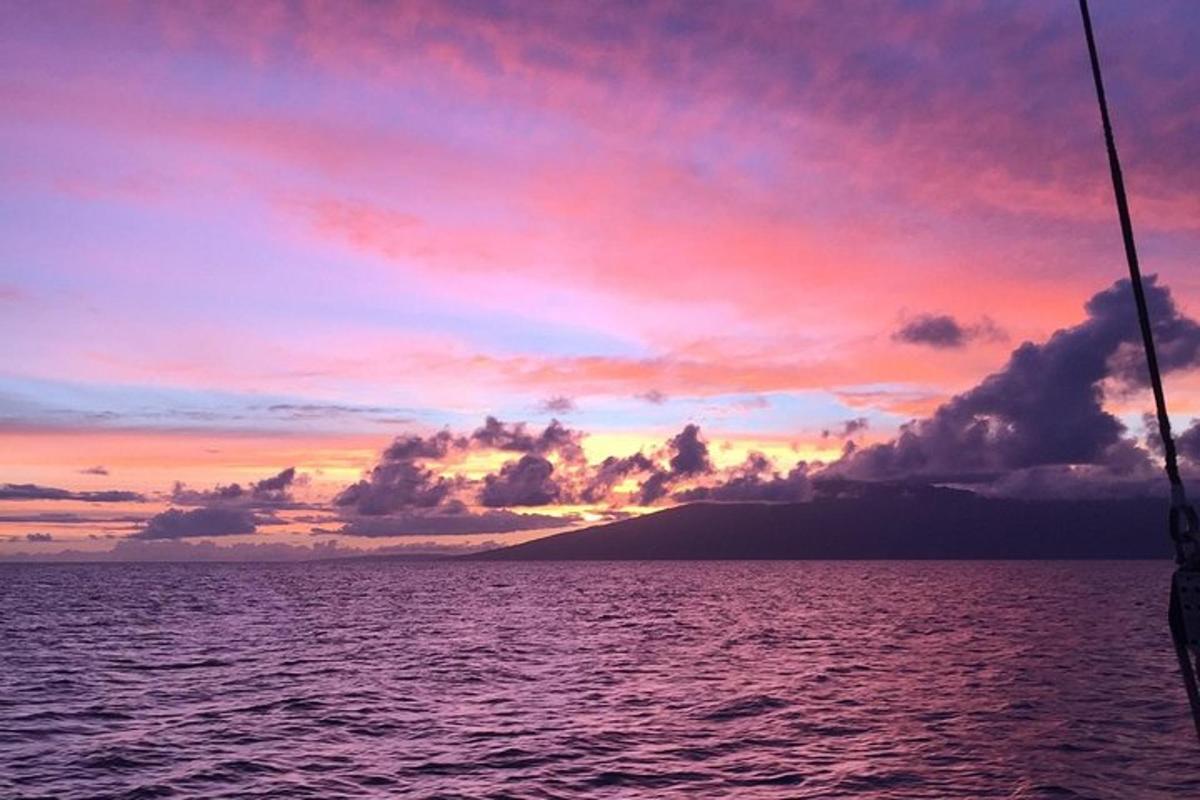 un tramonto su uno specchio d'acqua con una barca